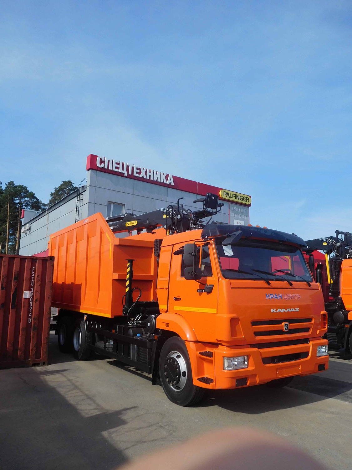 Ломовоз на шасси КамАЗ 65115 с гидроманипулятором VM10L74М с кузовом САТ
